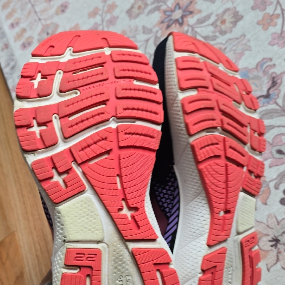 Brooks Navy and Pink Size 8 GUC - Picture 6 of 8